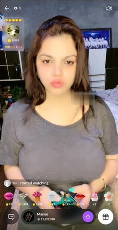 Manuu Masturbating